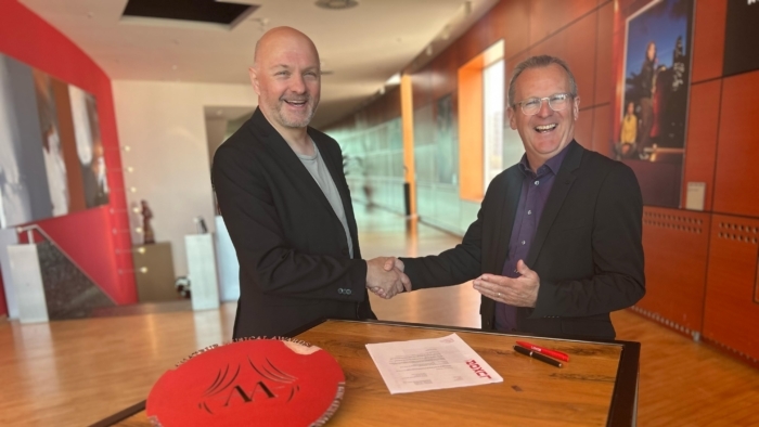 Boris van der Ham en Marc van Kaam schudden elkaar de hand