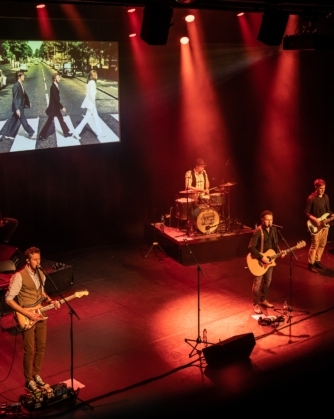 Een tribute band van The Beatles treedt op in Luxor.